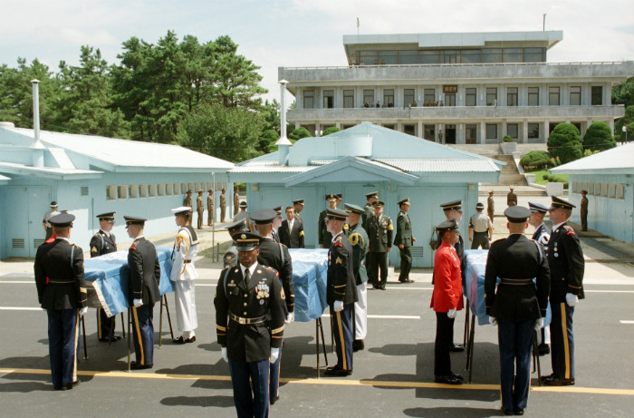 U.N. military personnel transport three sets of remains of U.S. soldiers that went missing in North Korea during the Korean War (1950-1953), carrying them across the border at the Panmunjeom Truce Village in July 1998. (Yonhap News)